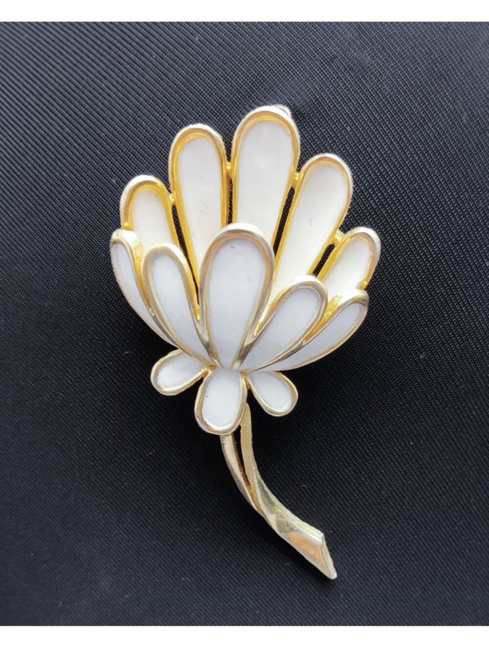 Vintage Signed 1950-60s Crown Trifari Gold Plated White Enamel Daisy Brooch